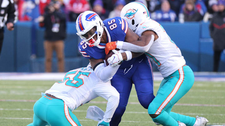 Bills tight end Quintin Morris makes a catch agains the Dolphins.