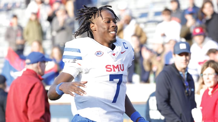 Southern Methodist Mustangs quarterback Kevin Jennings (7)