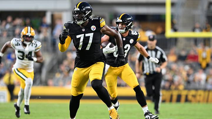 Aug 13, 2026; Pittsburgh, Pennsylvania, USA; Pittsburgh Steelers offensive tackle Broderick Jones (77) looks for someone to block as tight end Robert Tonyan (83) carries the ball during the first half of a game against the Green Bay Packers at Acrisure Stadium. Mandatory Credit: Barry Reeger-Imagn Images Aug 13, 2026; Pittsburgh, Pennsylvania, USA; Pittsburgh Steelers offensive tackle Broderick Jones (77) looks for someone to block as tight end Robert Tonyan (83) carries the ball during the first half of a game against the Green Bay Packers at Acrisure Stadium. Mandatory Credit: Barry Reeger-Imagn Images
