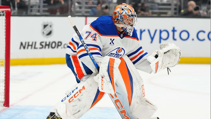 Apr 21, 2025; Los Angeles, California, USA Edmonton Oilers goaltender Stuart Skinner (74) defends the goal in the third period of game one of the first round of the 2025 Stanley Cup Playoffs against the Edmonton Oilers at Crypto.com Arena. Mandatory Credit: Kirby Lee-Imagn Images
