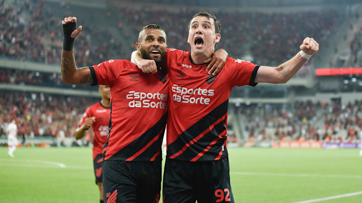 Athletico-PR venceu o Colorado por 2 a 1, com gol no finzinho da partida