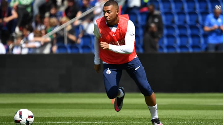 Kylian Mbappé s'est excusé auprès d'une supportrice lors de l'échauffement d'avant match face à Strasbourg après un tir manqué.