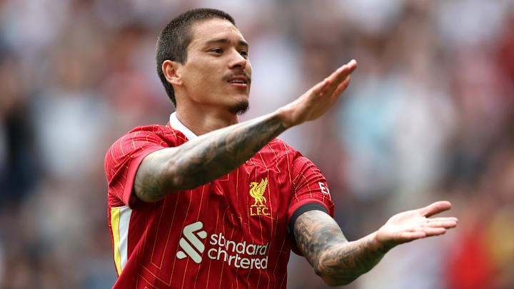 Com novo visual, Darwin Núñez já balançou a rede nesta pré-temporada