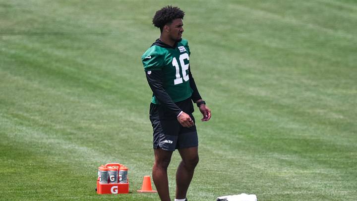 Jun 10, 2026; Florham Park, NY, USA; New York Jets tight end Kenyon Sadiq (16) warms up during minicamp at Atlantic Health Jets Training Center. Mandatory Credit: John Jones-Imagn Images Jun 10, 2026; Florham Park, NY, USA; New York Jets tight end Kenyon Sadiq (16) warms up during minicamp at Atlantic Health Jets Training Center. Mandatory Credit: John Jones-Imagn Images