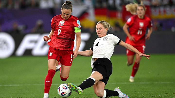 Eine häufig gesehene Aktion des Spiels: Rebecca Knaak grätscht einen Angriffsversuch von Ewa Pajor ab