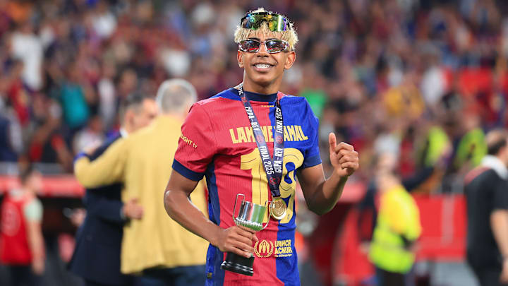 Lamine Yamal celebrando tras conseguir la primera Copa del Rey de su carrera