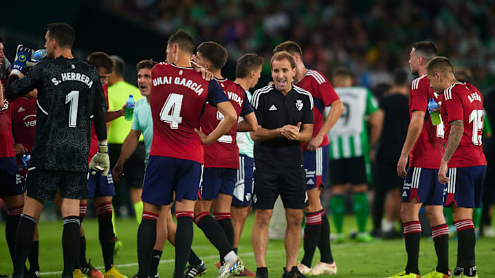 Los jugadores del Osasuna al finalizar el choque frente al Betis