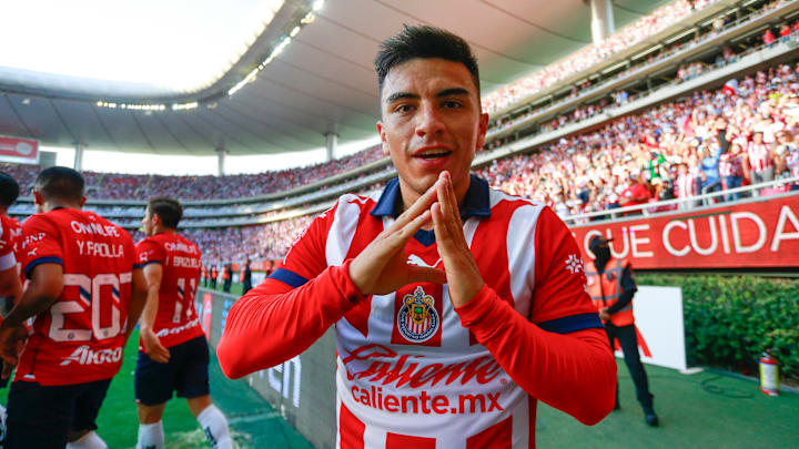 Fernando Beltrán celebra un gol con las Chivas.