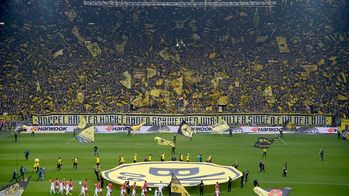 Der Signal-Iduna-Park fasst 81.365 Plätze. Der Signal-Iduna-Park fasst 81.365 Plätze.