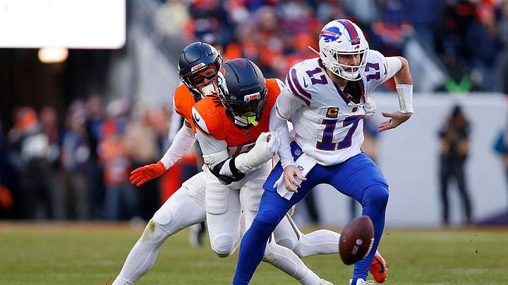 Momento en el que la defensiva de Denver provoca unp de los fumbles a Josh Allen. Momento en el que la defensiva de Denver provoca unp de los fumbles a Josh Allen.