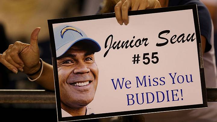 Fans con un recuerdo del linebacker de los San Diego Chargers, Junior Seau. 