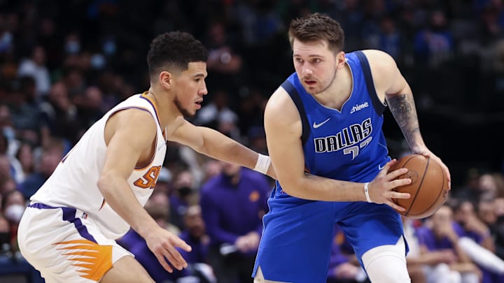 Mavericks y Suns chocan en un decisivo juego de playoffs