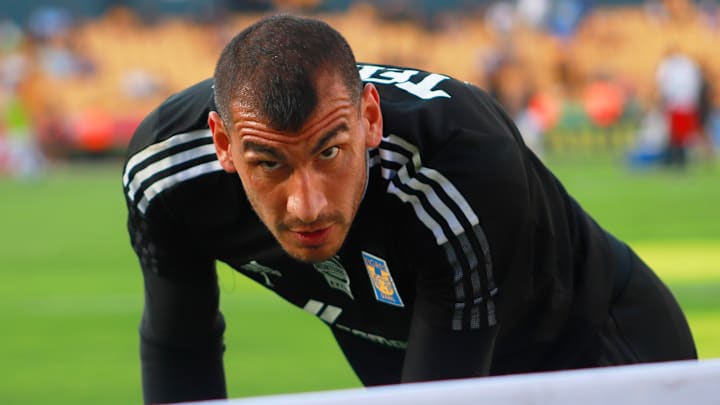 Nahuel Guzmán lanzó un peluche al campo durante la salida al descanso de las Rayadas 