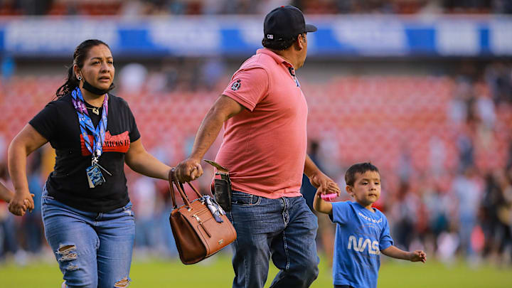 Aficionados huyen tras los actos violentos.