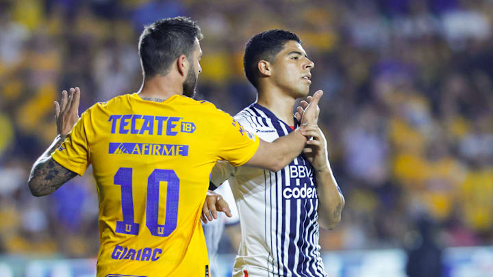 Víctor Guzmán y André-Pierre Gignac.