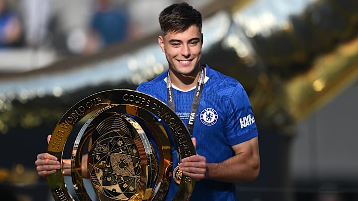 Aaron Anselmino mit der Klub-WM-Trophäe