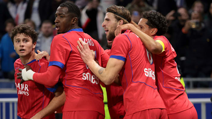 Le PSG célébrant le but de Joao Neves, de la tête, à Lyon