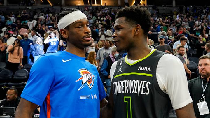 Shai Gilgeous-Alexander y Anthony Edwards antes de un partido entre el Thunder y los Timberwolves.
