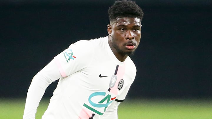 Eric Junior Dina-Ebimbe peut quitter le PSG en prêt.
