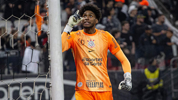 Hugo Souza rapidamente se tornou ídolo da torcida alvinegra