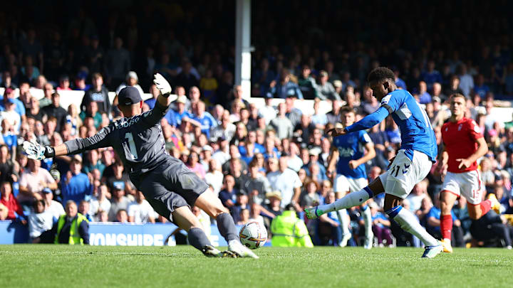 Time de Liverpool saiu perdendo, mas ao menos garantiu o empate em casa