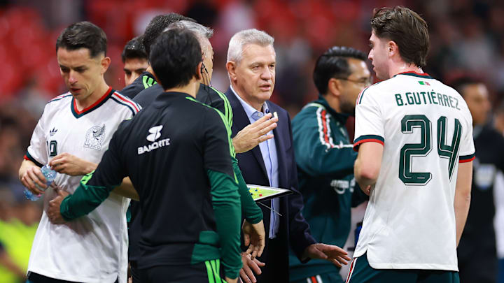Javier Aguirre da instrucciones a Brian Gutiérrez y Álvaro Fidalgo