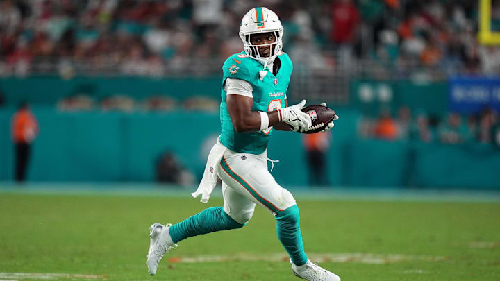 Miami Dolphins tight end Jonnu Smith (9) runs the ball after a catch against the San Francisco 49ers during second half at Hard Rock Stadium last season. Miami Dolphins tight end Jonnu Smith (9) runs the ball after a catch against the San Francisco 49ers during second half at Hard Rock Stadium last season.