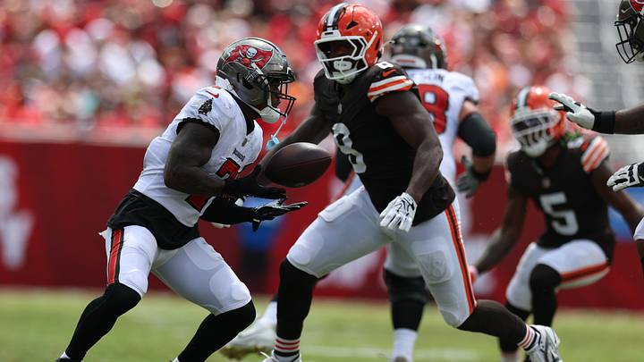Sep 20, 2026; Tampa, Florida, USA; Tampa Bay Buccaneers running back Bucky Irving (7) receives a pass during the second quarter defended by Cleveland Browns defensive end Jared Verse (8) at Raymond James Stadium. Mandatory Credit: Nathan Ray Seebeck-Imagn Images Sep 20, 2026; Tampa, Florida, USA; Tampa Bay Buccaneers running back Bucky Irving (7) receives a pass during the second quarter defended by Cleveland Browns defensive end Jared Verse (8) at Raymond James Stadium. Mandatory Credit: Nathan Ray Seebeck-Imagn Images