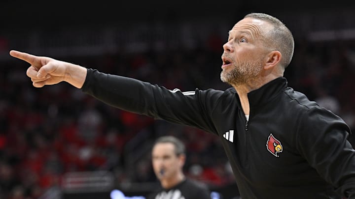 Feb 4, 2026; Louisville, Kentucky, USA; Louisville Cardinals head coach Pat Kelsey calls out instructions during the second half agains the Notre Dame Fighting Irish at KFC Yum! Center. Louisville defeated Notre Dame 76-65. Mandatory Credit: Jamie Rhodes-Imagn Images Feb 4, 2026; Louisville, Kentucky, USA; Louisville Cardinals head coach Pat Kelsey calls out instructions during the second half agains the Notre Dame Fighting Irish at KFC Yum! Center. Louisville defeated Notre Dame 76-65. Mandatory Credit: Jamie Rhodes-Imagn Images