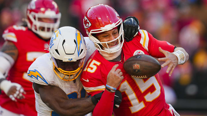 Odafe Oweh delivers big hit to Patrick Mahomes.