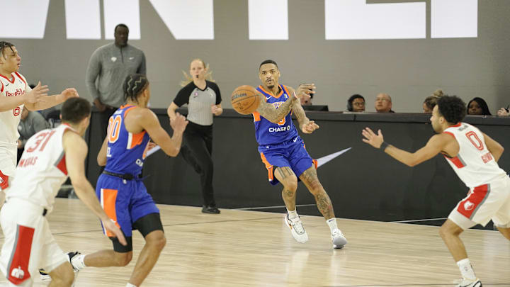 Dec 20, 2022; Las Vegas, NV, USA; Westchester Knicks guard/forward DaQuan Jeffries (5) passes the ball to guard Obadiah Noel (00) during the second half against the Memphis Hustle at Mandalay Bay Convention Center. Mandatory Credit: Lucas Peltier-Imagn Images Dec 20, 2022; Las Vegas, NV, USA; Westchester Knicks guard/forward DaQuan Jeffries (5) passes the ball to guard Obadiah Noel (00) during the second half against the Memphis Hustle at Mandalay Bay Convention Center. Mandatory Credit: Lucas Peltier-Imagn Images