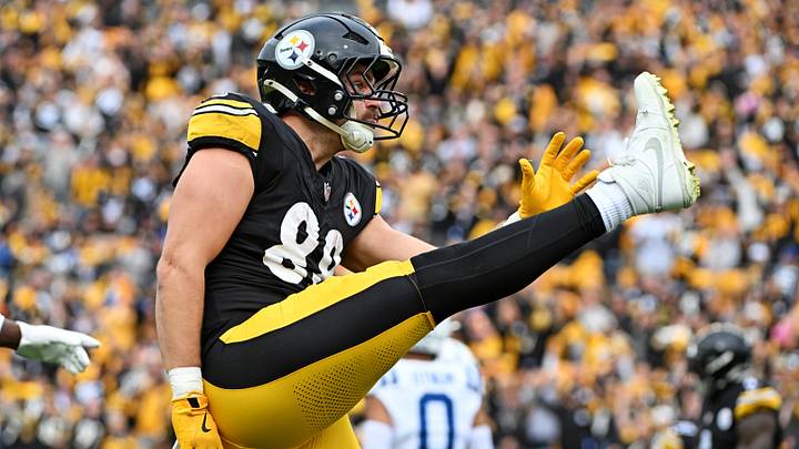 Nov 2, 2025; Pittsburgh, Pennsylvania, USA; Pittsburgh Steelers tight end Pat Freiermuth (88) scores a touchdown during the first half against the Indianapolis Colts at Acrisure Stadium. Mandatory Credit: Barry Reeger-Imagn Images