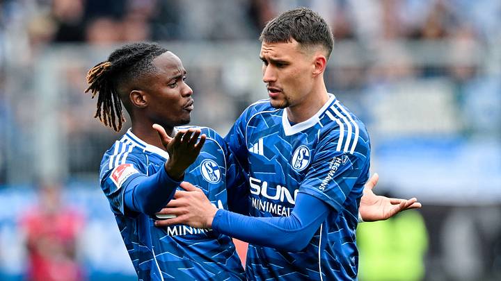 Moussa Ndiaye wird von Dejan Ljubicic beruhigt