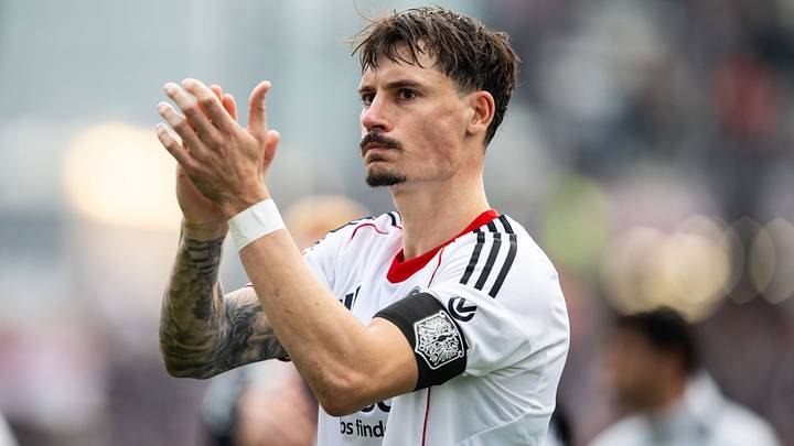 Sorge bei der Eintracht: Robin Koch klagt nach einem Schlag über Schwindel und muss vorerst in London bleiben