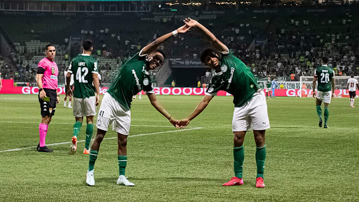 Palmeiras vence e mantém chances de classificação no Paulistão Palmeiras vence e mantém chances de classificação no Paulistão