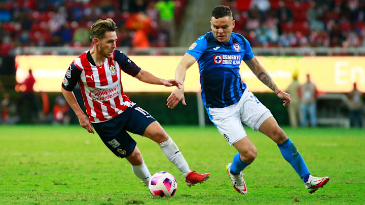 Jonathan Rodríguez y Jesús Angulo en la pelea de un balón.