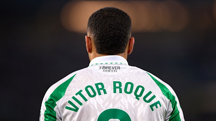 Vitor Roque fecha com o Palmeiras e volta ao Brasil após curta experiência na Espanha