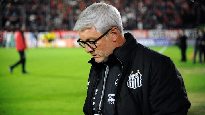 Treinador sabe da pressão por resultados e vê cobranças como justas Treinador sabe da pressão por resultados e vê cobranças como justas