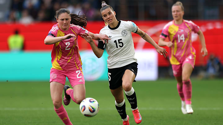Selina Cerci (rechts) im Laufduell mit der Schottin Emma Lawton