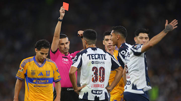 El mediocampista argentino Jorge 'Corcho' Rodríguez se fue expulsado en el Clásico Regio