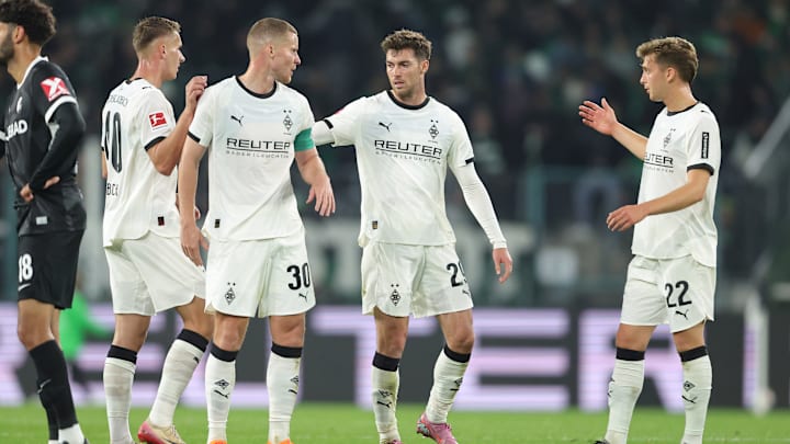 Jan Urbich, Nico Elvedi, Joe Scally und Oscar Fraulo nach dem Spiel gegen den SC Freiburg
