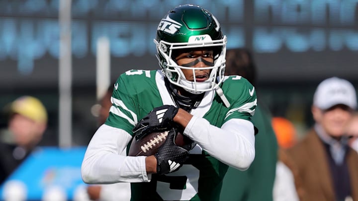 Nov 17, 2024; East Rutherford, New Jersey, USA; New York Jets wide receiver Garrett Wilson (5) warms up before a game against the Indianapolis Colts at MetLife Stadium.