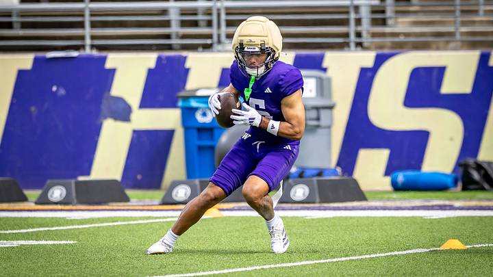 Kennesaw State transfer Christian Moss pulls in a pass in Husky Stadium. Kennesaw State transfer Christian Moss pulls in a pass in Husky Stadium.