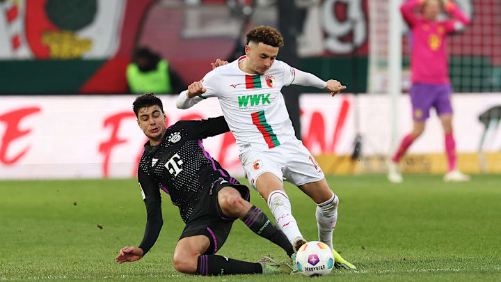 Die Bayern und Torschütze Alekandar Pavlovic (links) feierten in Augsburg einen Arbeitssieg