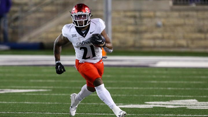 Nov 23, 2024; Manhattan, Kansas, USA; Cincinnati Bearcats running back Corey Kiner (21) finds room to run during the fourth quarter against the Kansas State Wildcats at Bill Snyder Family Football Stadium. Mandatory Credit: Scott Sewell-Imagn Images