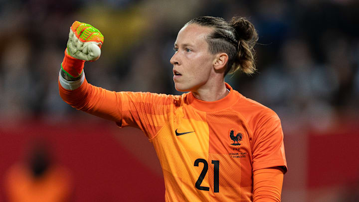 Pauline Peyraud-Magnin est la gardienne des Bleues.