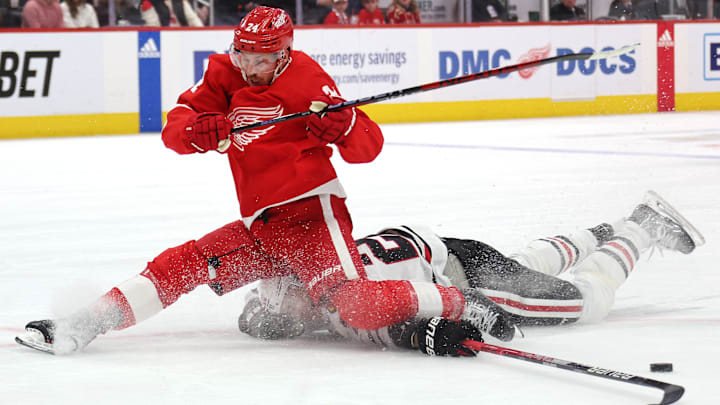 Chicago Blackhawks v Detroit Red Wings