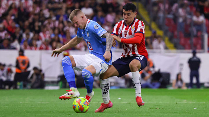 El polaco Mateusz Bogusz de Cruz Azul y Miguel Gómez de Chivas