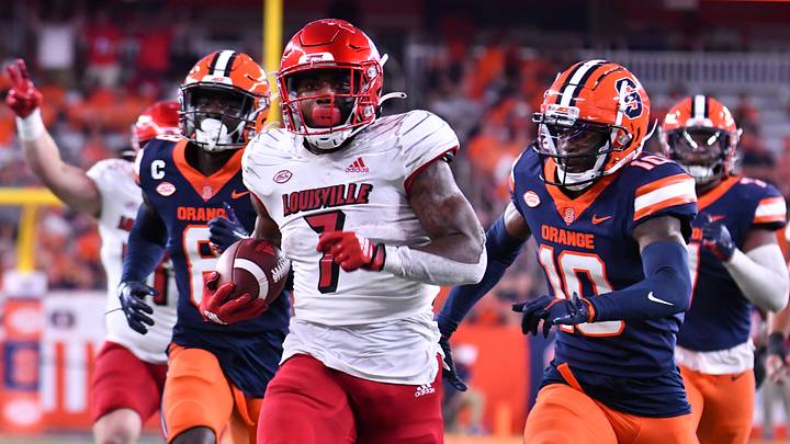 Sep 3, 2022; Syracuse, New York, USA; Louisville Cardinals running back Tiyon Evans (7) runs for a touchdown against Syracuse Orange defensive back Alijah Clark (10) in the first quarter at JMA Wireless Dome. Mandatory Credit: Mark Konezny-USA TODAY Sports Sep 3, 2022; Syracuse, New York, USA; Louisville Cardinals running back Tiyon Evans (7) runs for a touchdown against Syracuse Orange defensive back Alijah Clark (10) in the first quarter at JMA Wireless Dome. Mandatory Credit: Mark Konezny-USA TODAY Sports