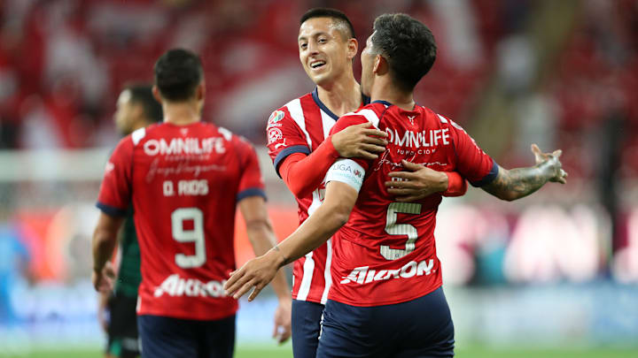 Roberto Alvarado celebra con Víctor Guzmán uno de los tantos de Chivas sobre Santos Laguna. Roberto Alvarado celebra con Víctor Guzmán uno de los tantos de Chivas sobre Santos Laguna.